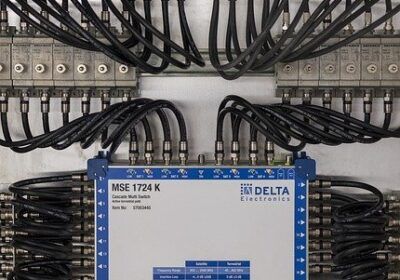 La mayoría de sistemas de conexión tienen 2 géneros del mismo tipo de conector macho y hembra los cuales son llamados respectivamente plug y Jack en literatura técnica en inglés. Estos conectores se complementan para realizar la conexión.