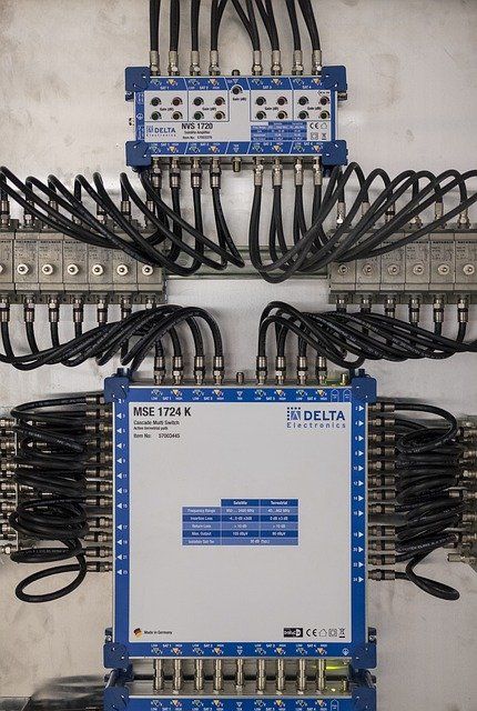 La mayoría de sistemas de conexión tienen 2 géneros del mismo tipo de conector macho y hembra los cuales son llamados respectivamente plug y Jack en literatura técnica en inglés. Estos conectores se complementan para realizar la conexión.
