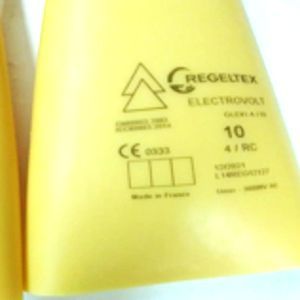 13-4-23A Nombre: KIT GUANTES DIELECTRICOS CLASE 4- Cumple las especificaciones de la norma europea EN60903:2003 y de la norma internacional CEI60903:2002. Contenido del kit: 1 Par de guantes Dieléctricos clase 4 /RC - Longitud disponible: 41 cm - Espesor en mm: 3.6 - Tamaños: 10 - Color de embalaje: Naranja - Tensión máxima de utilización: 36000V - Tensión de prueba: 40000V - Tensión de resistencia: 50000V 1 Par de guantes carnaza - Tamaño: 11 - Material: plena flor de bovino hidrofugado y puño de corteza, tratado con silicona para aumentar su impermeabilidad. 1 Par de guantines antisudoral, blancos. Referencia: 530SG Marca: REGELTEX Empaque: PAR Precio por: Kit